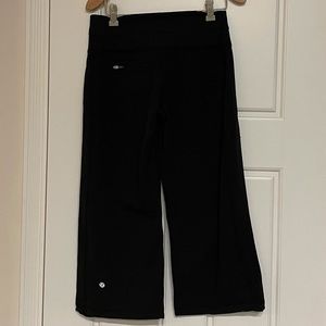 Lululemon Black Capri athletic / yoga pants - sz 6